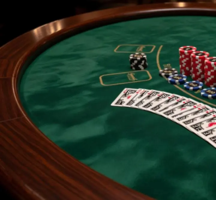 Profesjonalny stół do blackjacka z kartami i żetonami